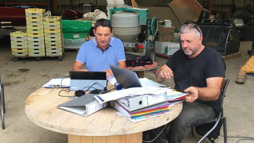 Xavier Dupuis (à droite), agriculteur bio dans les Yvelines, et son auditeur Éric Churlet procèdent à un premier contrôle administratif avant la visite « terrain ». © A. Gambarini/GFA